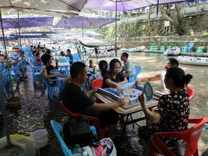 Bermain Mahjong di Sungai, Cara Unik Warga Chongqing Hadapi Gelombang Panas Bermain Mahjong di Sungai, Cara Unik Warga Chongqing Hadapi Gelombang Panas