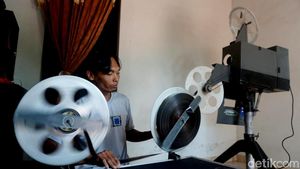 Menolak Punah Layar Tancap Tetap Eksis