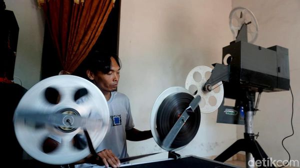 Menolak Punah Layar Tancap Tetap Eksis