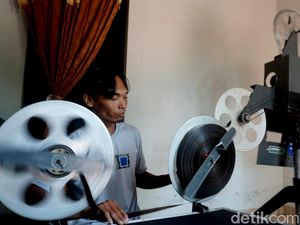 Menolak Punah Layar Tancap Tetap Eksis