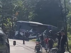 Tak Kuat Nanjak, Bus Wisatawan Terperosok ke Sawah di Puncak Bogor