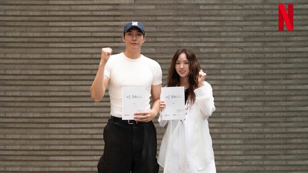 Kim Young Kwang dan Chae Soo Bin melakukan pembacaan naskah drama Korea Take Charge of My Heart.
