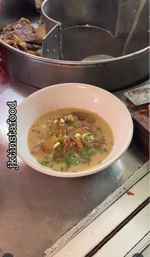 Rekomendasi tempat makan empal gentong di Jakarta.