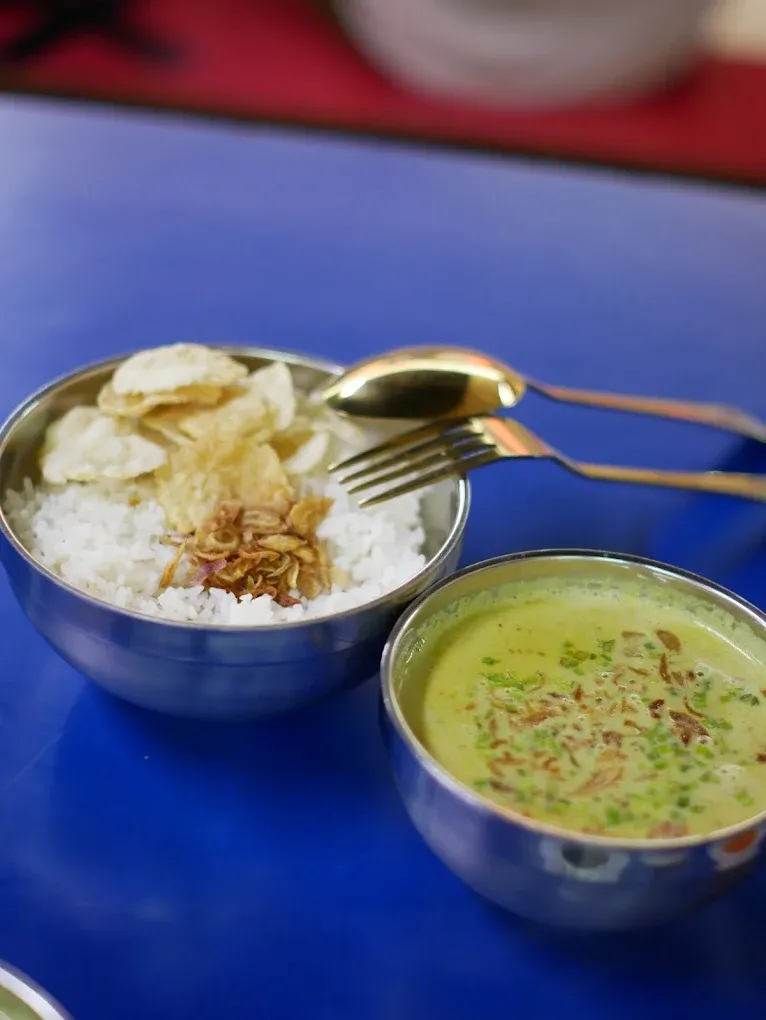 Rekomendasi tempat makan empal gentong di Jakarta.
