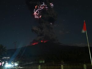 Gunung Lewotobi Laki-laki Erupsi, Tinggi Letusan Capai 300 Meter Gunung Lewotobi Laki-laki Erupsi, Tinggi Letusan Capai 300 Meter