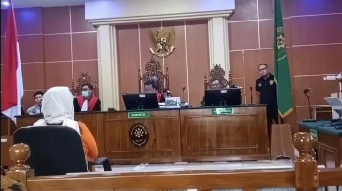 Helen di saat mendengar vonis hakim.