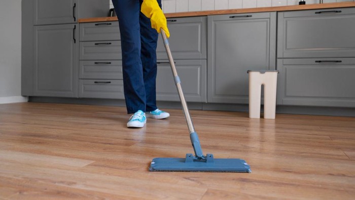 Ilustrasi mengepel lantai.
