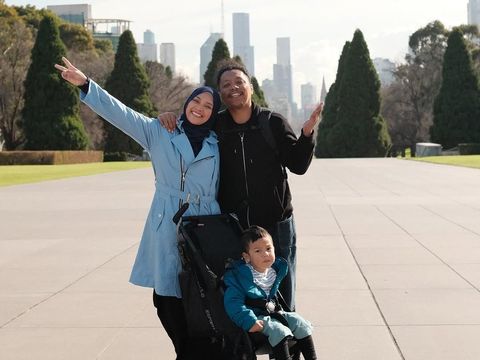 Indah Permatasari Kenakan Hijab