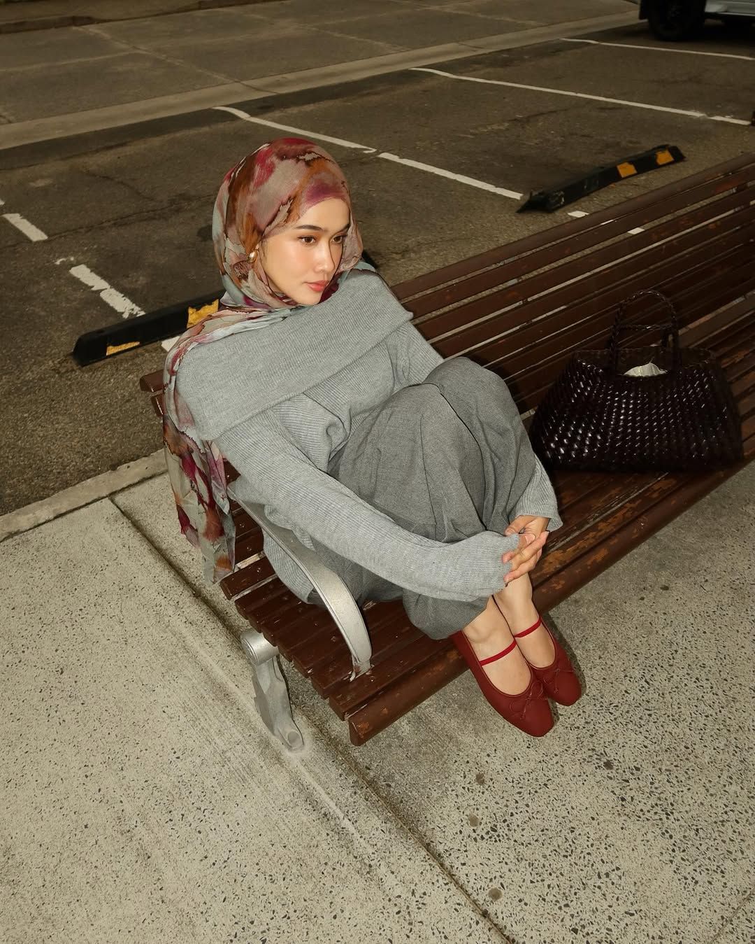 Inspirasi padu padan hijab dan outfit ala Ana Octarina.