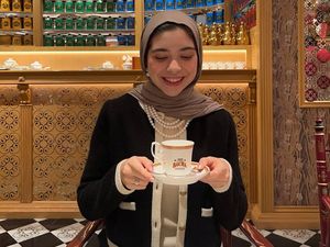 Pose Isabelle Tramp, Putri Ayu Azhari saat Hangout di Kafe