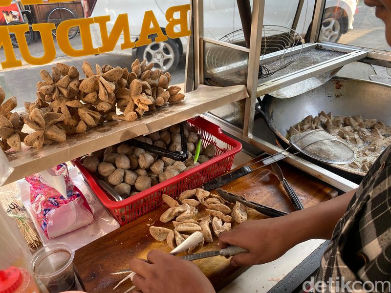 Stasiun Tebet kini jadi pusat jajanan kaki lima di Tebet, Jakarta Selatan. Harga menunya murah-murah dan jenisnya beragam.