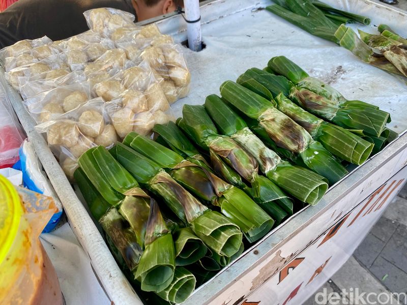 Stasiun Tebet kini jadi pusat jajanan kaki lima di Tebet, Jakarta Selatan. Harga menunya murah-murah dan jenisnya beragam.