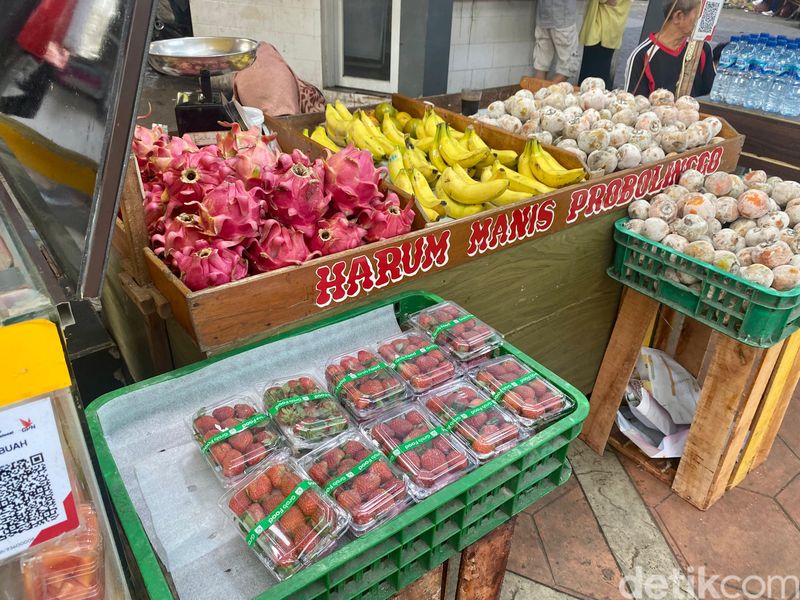 Stasiun Tebet kini jadi pusat jajanan kaki lima di Tebet, Jakarta Selatan. Harga menunya murah-murah dan jenisnya beragam.