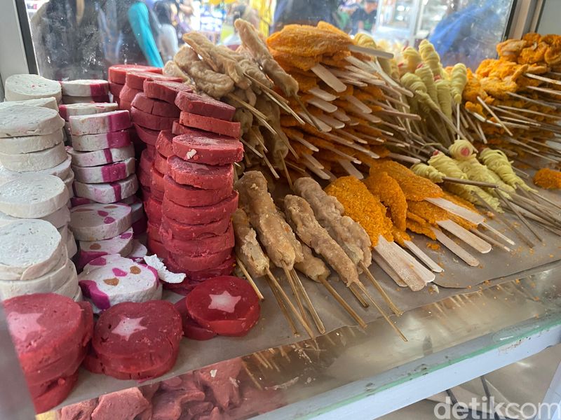 Stasiun Tebet kini jadi pusat jajanan kaki lima di Tebet, Jakarta Selatan. Harga menunya murah-murah dan jenisnya beragam.