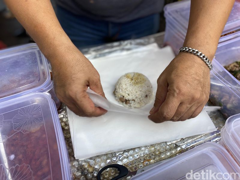 Stasiun Tebet kini jadi pusat jajanan kaki lima di Tebet, Jakarta Selatan. Harga menunya murah-murah dan jenisnya beragam.