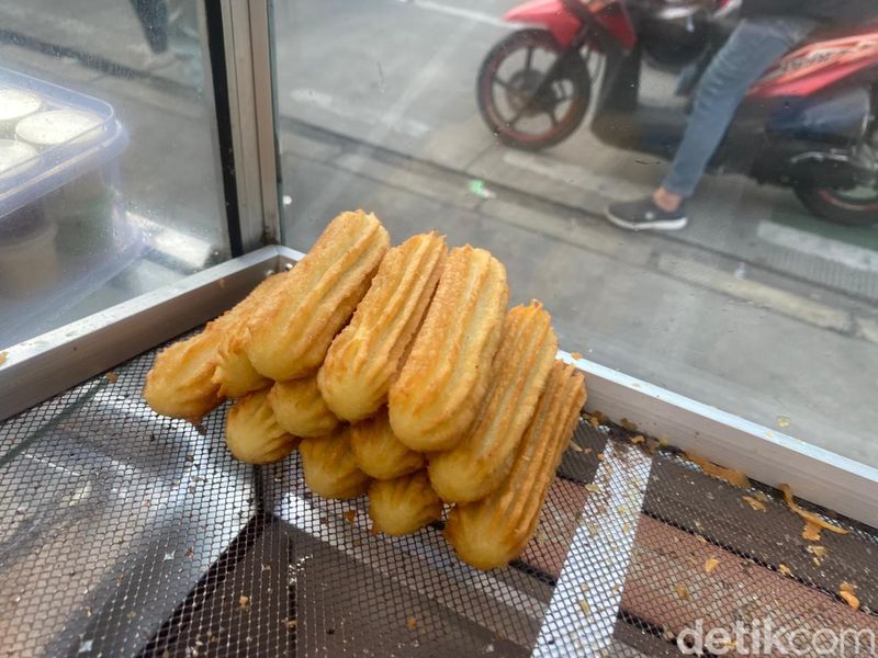 Stasiun Tebet kini jadi pusat jajanan kaki lima di Tebet, Jakarta Selatan. Harga menunya murah-murah dan jenisnya beragam.