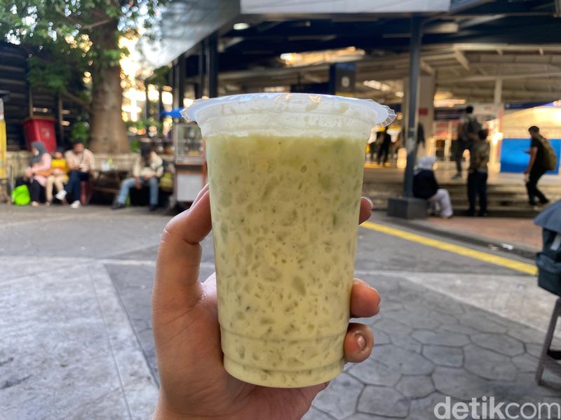 Jajan Rp 100 Ribu di Stasiun Tebet, Bisa Mukbang 10 Makanan!