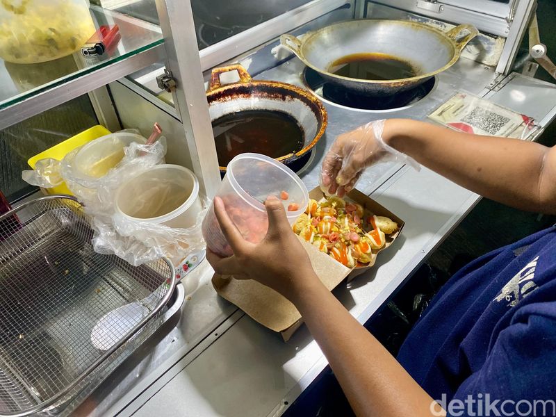 Jajan Rp 100 Ribu di Stasiun Tebet, Bisa Mukbang 10 Makanan!