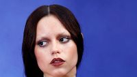 5 Gaya Nyentrik Jenna Ortega, Wajah Tanpa Alis dan Gaun Kulit Ular