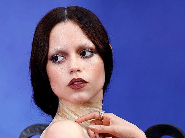 5 Gaya Nyentrik Jenna Ortega, Wajah Tanpa Alis dan Gaun Kulit Ular