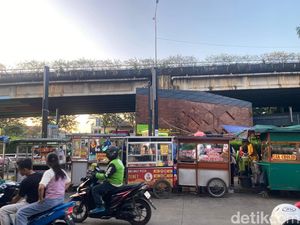 Stasiun Tebet, Surga Jajanan Favorit Pekerja Kantoran Jaksel Stasiun Tebet, Surga Jajanan Favorit Pekerja Kantoran Jaksel