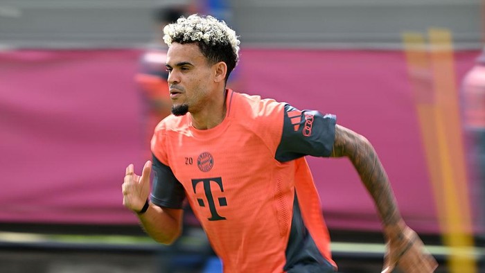 MUNICH, GERMANY - JULY 31: (Editors Note: Image has been taken with a slow shutter speed) Luis Diaz of FC Bayern Muenchen runs during a training session at the Saebener Strasse training ground on July 31, 2025 in Munich, Germany. (Photo by Sebastian Widmann/Getty Images)