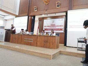 Air Mata Gus Ipul Tumpah Dengar Cerita Pengabdian Guru Sekolah Rakyat