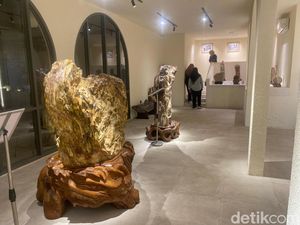 Video: Ada Roasted Chicken dan Banana Bread Enak di Kafe Galeri Batu Video: Ada Roasted Chicken dan Banana Bread Enak di Kafe Galeri Batu