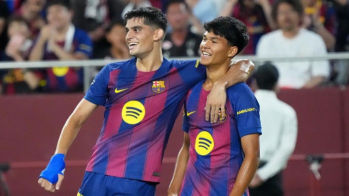 KOBE, JAPAN - JULY 27: Pedro Fernandez of Barcelona celebrates scoring the teams second goal with team mate during the preseason friendly between Vissel Kobe and FC Barcelona at Noevir Stadium Kobe on July 27, 2025 in Kobe, Hyogo, Japan. (Photo by Koji Watanabe/Getty Images)