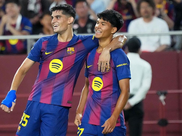 KOBE, JAPAN - JULY 27: Pedro Fernandez of Barcelona celebrates scoring the team's second goal with team mate during the preseason friendly between Vissel Kobe and FC Barcelona at Noevir Stadium Kobe on July 27, 2025 in Kobe, Hyogo, Japan. (Photo by Koji Watanabe/Getty Images)