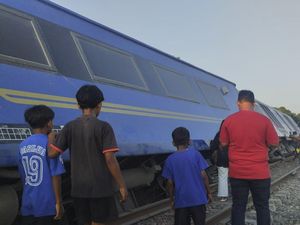Penampakan Kereta Argo Bromo Tujuan Gambir Anjlok di Subang