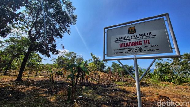 Petugas campuran dari Satpol PP, BPKAD memasang plang aset milik Pemkab Sukabumi di lahan yang diklaim selaku garapan warga, Jumat (1/8/2025). Aksi ini menuai reaksi dari penggarap yang mengaku tidak memperoleh pemberitahuan sebelumnya. Petugas campuran dari Satpol PP, BPKAD memasang plang aset milik Pemkab Sukabumi di lahan yang diklaim selaku garapan warga, Jumat (1/8/2025). Aksi ini menuai reaksi dari penggarap yang mengaku tidak memperoleh pemberitahuan sebelumnya.