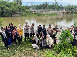 Polres Rohul Ajak Kelompok Pemuda hingga Mahasiswa KKN untuk Tanam Pohon