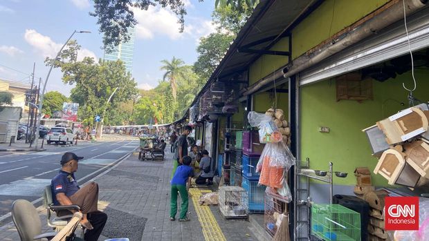 Ketua Perkumpulan Pedagang Kaki Lima (PPKL) Jakarta, Tri Harijanto, menyampaikan bahwa relokasi Pasar Barito pada dasarnya bisa diterima oleh para pedagang asalkan dilakukan secara manusiawi, bertahap, dan dengan fasilitas yang memadai.