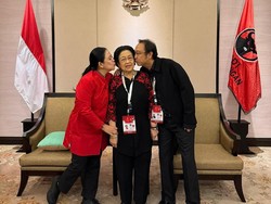 Puan Posting Foto Cium Megawati Bareng Prananda Jelang Kongres