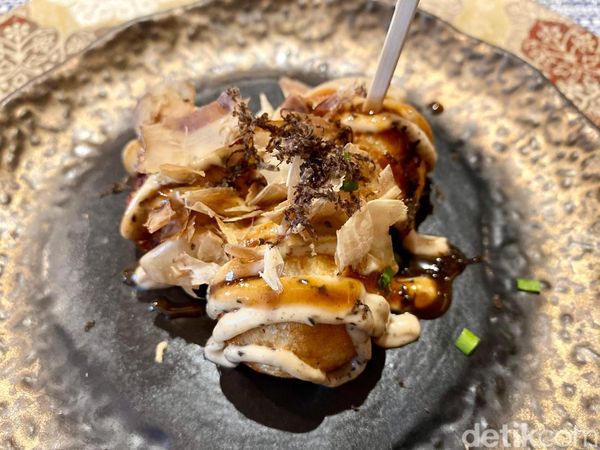 Puas Makan Indomie Lobster hingga Takoyaki Premium di Resto Hotel Ini