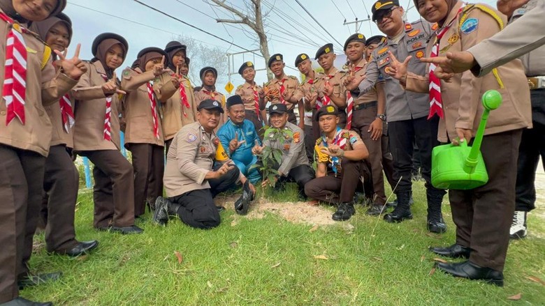 Ratusan Siswa SMK di Dumai Tanam Pohon Bareng Polisi, Serukan Salam Lestari