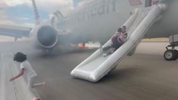 Roda American Airlines Keluarkan Asap, Penumpang Dievakuasi