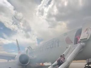 Roda American Airlines Keluarkan Asap, Penumpang Dievakuasi Roda American Airlines Keluarkan Asap, Penumpang Dievakuasi