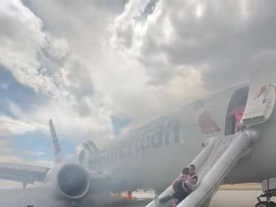 Roda American Airlines Keluarkan Asap, Penumpang Dievakuasi