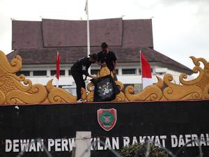 Massa Kibarkan Bendera One Piece di Depan Kantor DPRD Kalteng Massa Kibarkan Bendera One Piece di Depan Kantor DPRD Kalteng