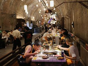 Sensasi Makan Hotpot di Bunker Perang Dunia II Chongqing