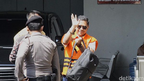 Senyum Hasto Setelah Mendapat Amnesti Presiden