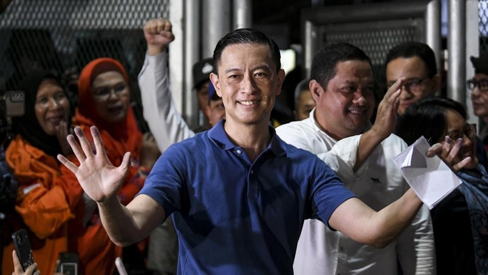 Mantan Menteri Perdagangan Thomas Trikasih Lembong atau Tom Lembong melambaikan tangan saat keluar dari  Rutan Cipinang, Jakarta, Jumat (1/8/2025). Tom Lembong bebas dari proses hukum yang sedang ia jalani setelah mendapatkan abolisi dari Presiden Prabowo Subianto.. ANTARA FOTO/Hafidz Mubarak A/bar