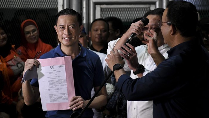 Mantan Menteri Perdagangan Thomas Trikasih Lembong atau Tom Lembong melambaikan tangan saat keluar dari  Rutan Cipinang, Jakarta, Jumat (1/8/2025). Tom Lembong bebas dari proses hukum yang sedang ia jalani setelah mendapatkan abolisi dari Presiden Prabowo Subianto.. ANTARA FOTO/Hafidz Mubarak A/bar