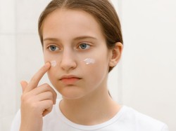 Skincare untuk Umur 11 Tahun, Apa yang Aman dan Berbahaya Dipakai?