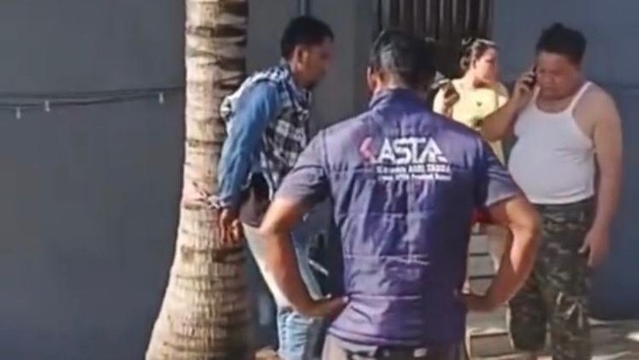 Tangkapan layar pencuri tabung gas di Palopo diikat warga di pohon kelapa. Tangkapan layar pencuri tabung gas di Palopo diikat warga di pohon kelapa.