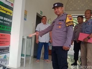 2 Pria Berjaket Gondol Kotak Infak di Kenaiban Klaten Terekam CCTV 2 Pria Berjaket Gondol Kotak Infak di Kenaiban Klaten Terekam CCTV