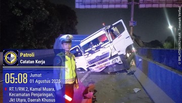 Truk Terguling di Tol Arah Soetta Belum Dievakuasi, Lalin Dialihkan