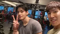 7 Potret Transformasi V BTS Bertubuh Kekar, Makin Manly Usai Wamil